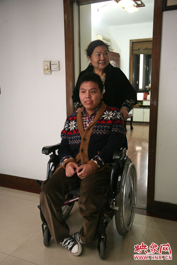 練完歌后，姥姥將海龍推了出來，因?yàn)樾袆硬槐?，海龍很少出門，他的活動地方一般就是書房與客廳。