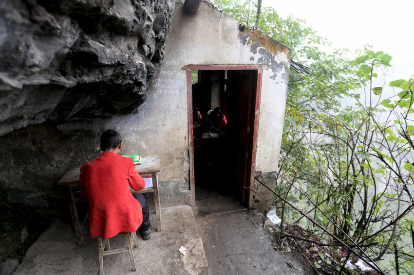 左邊是絕壁，右邊是懸崖，這樣一個(gè)讓人“倒吸涼氣”的地方，卻是袁老師的“辦公室”。