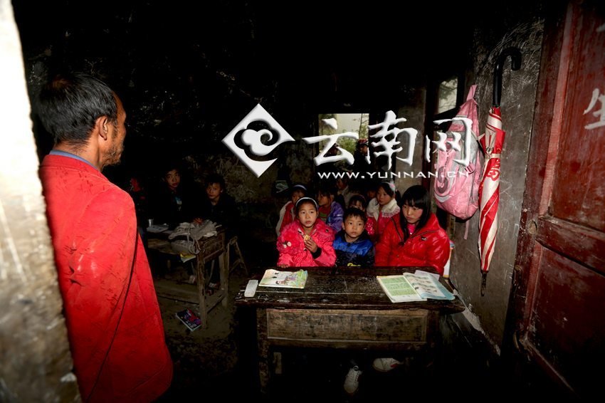 小學(xué)里只有兩個(gè)班，大點(diǎn)的孩子無(wú)法升入高年級(jí)，只得從一年級(jí)再讀起，就像復(fù)讀機(jī)。