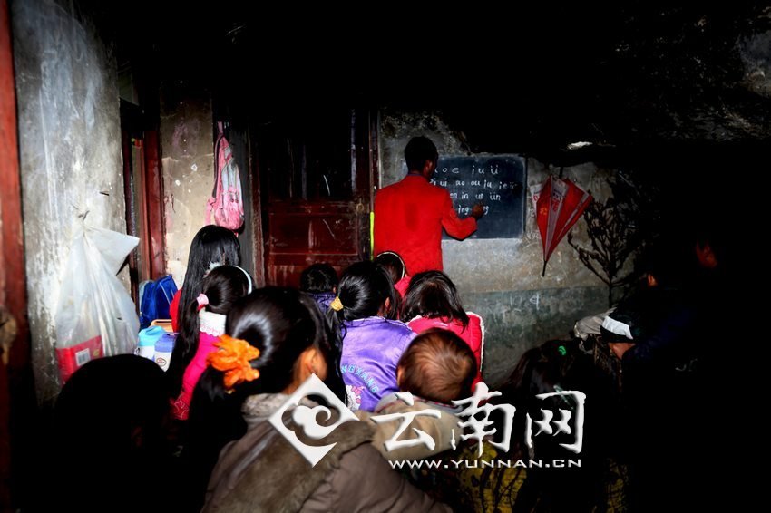 由于受到當(dāng)?shù)厝似缫?，大鍋圈的孩子們沒(méi)有外出求學(xué)的機(jī)會(huì)，只能在這樣的簡(jiǎn)易房里學(xué)習(xí)