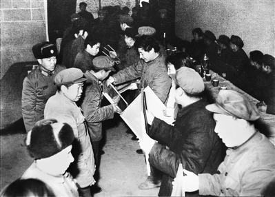 1985年4月6日,時(shí)任中共正定縣委書記習(xí)近平在全縣首季開門紅表彰大會(huì)上頒獎(jiǎng)。