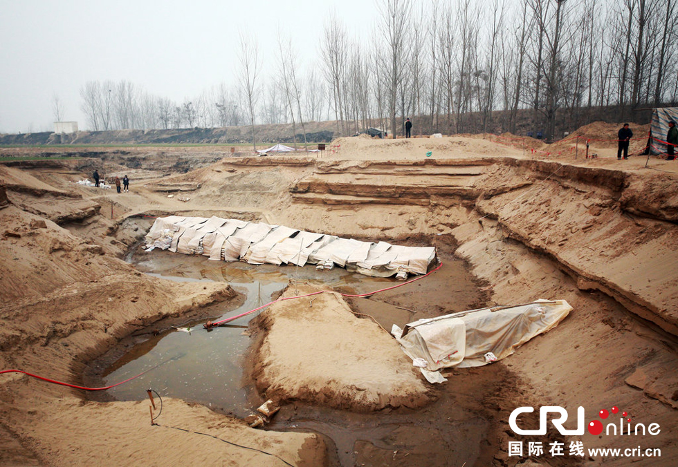 2014年1月6日，河南洛陽古沉船發(fā)掘現(xiàn)場，兩艘古沉船，一艘已經(jīng)挖掘出土，另一艘還有一半埋在沙丘里。