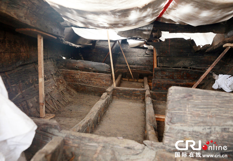 2014年1月6日，河南洛陽古沉船發(fā)掘現(xiàn)場，古沉船頭，船倉內(nèi)部。