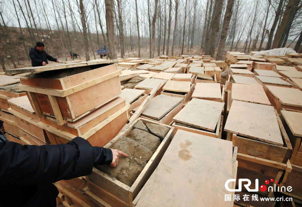 2014年1月6日，河南洛陽古沉船發(fā)掘現(xiàn)場，古船周圍和船上清理出來的青膏泥已被打包入箱。