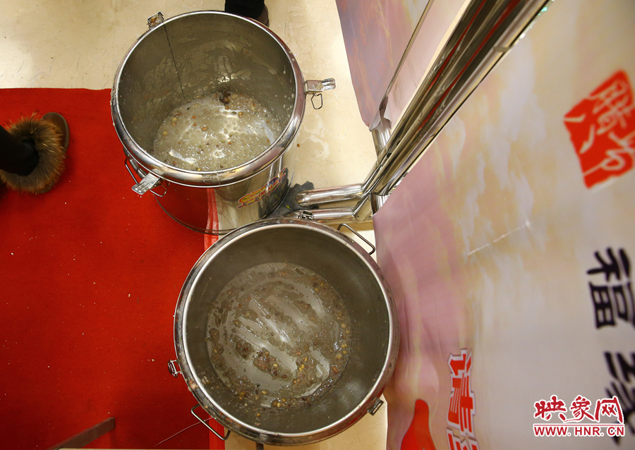 由于人多，兩大桶粥二十分鐘內(nèi)已經(jīng)見底。