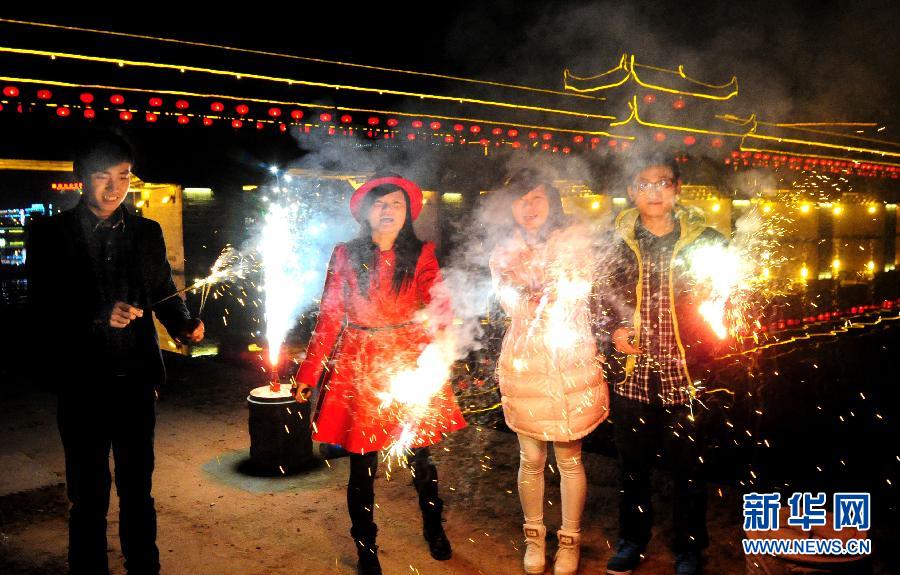 1月30日，浙江金華武義市民在燃放煙花，喜迎馬年春節(jié)。