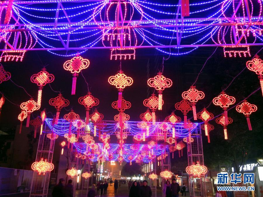 　1月30日，市民走在由中國結(jié)霓虹燈裝扮的蘇州街頭。