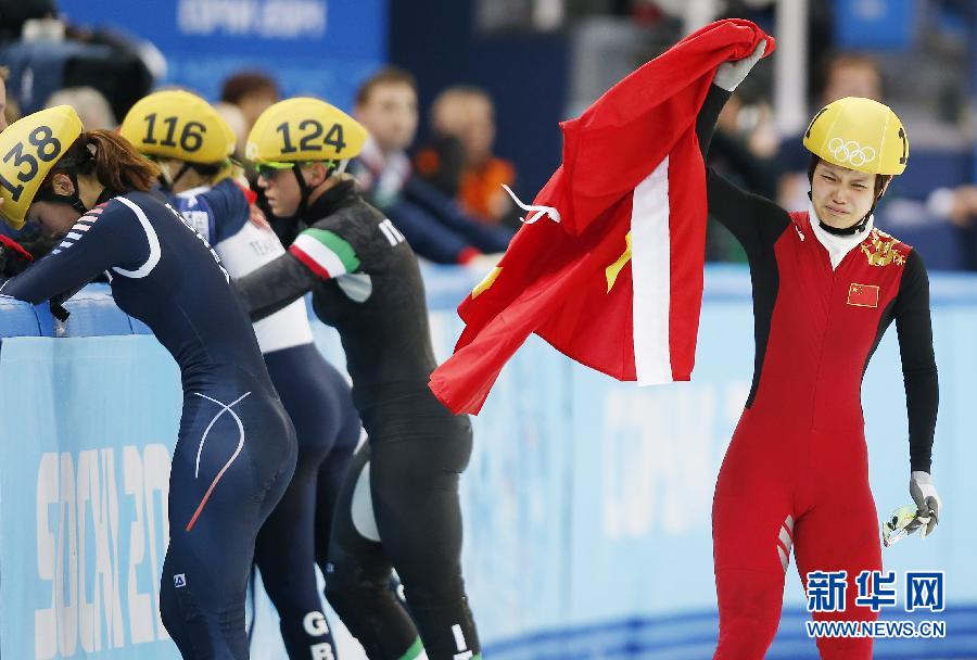 2月13日，中國(guó)選手李堅(jiān)柔（右）在比賽后慶祝。