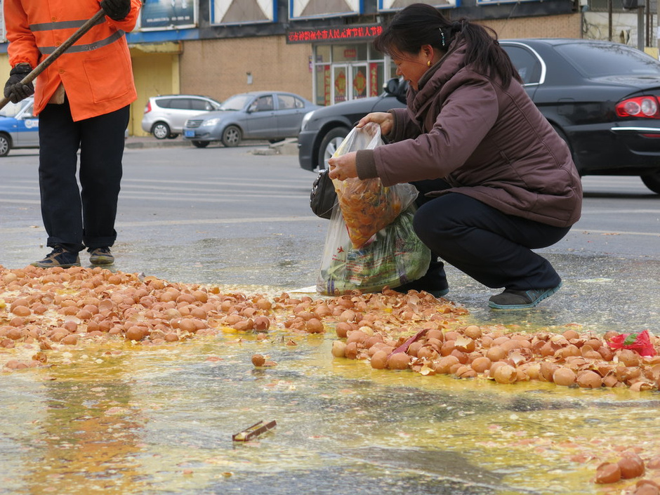 萬(wàn)枚雞蛋撒馬路 路人幫撿未哄搶 萬(wàn)枚雞蛋撒馬路 路人幫撿未哄搶