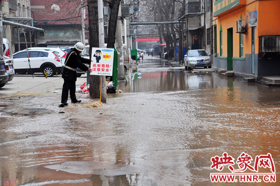 巡防隊(duì)員到了現(xiàn)場(chǎng)后，設(shè)置了警示牌，并勸阻小朋友進(jìn)入水中