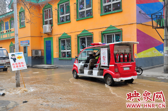 巡防隊(duì)員將巡消車開到對(duì)面，將上學(xué)的小朋友一個(gè)一個(gè)接上車，送出家屬院