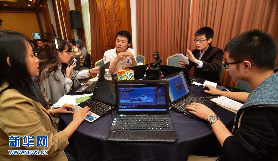 　3月10日，在馬來西亞吉隆坡，新華社吉隆坡分社記者在處理新聞。