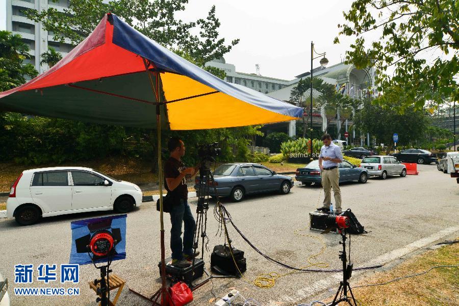 3月10日，在馬來西亞吉隆坡，一家國際媒體在酒店外準(zhǔn)備做聯(lián)播。