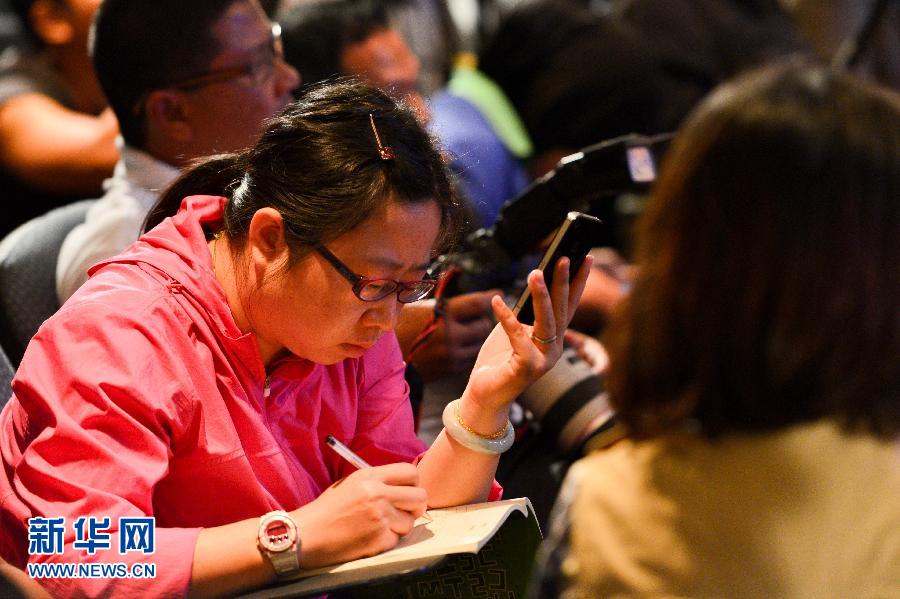 3月10日，在馬來西亞吉隆坡，一名媒體記者在新聞發(fā)布會上做記錄。