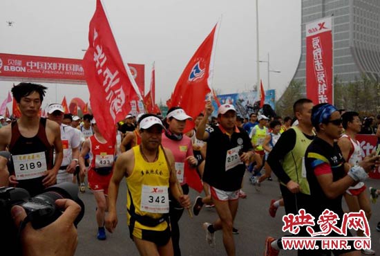 目前在鄭開大道上，一場角逐正在展開。