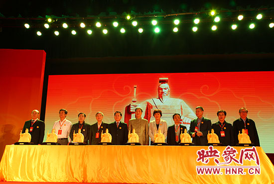 與會(huì)嘉賓一起見證歷史、啟動(dòng)論壇