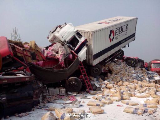 寧洛高速洛河段多車(chē)相撞致兩人死亡十余人受傷