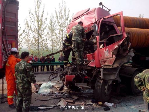 寧洛高速洛河段多車(chē)相撞致兩人死亡十余人受傷