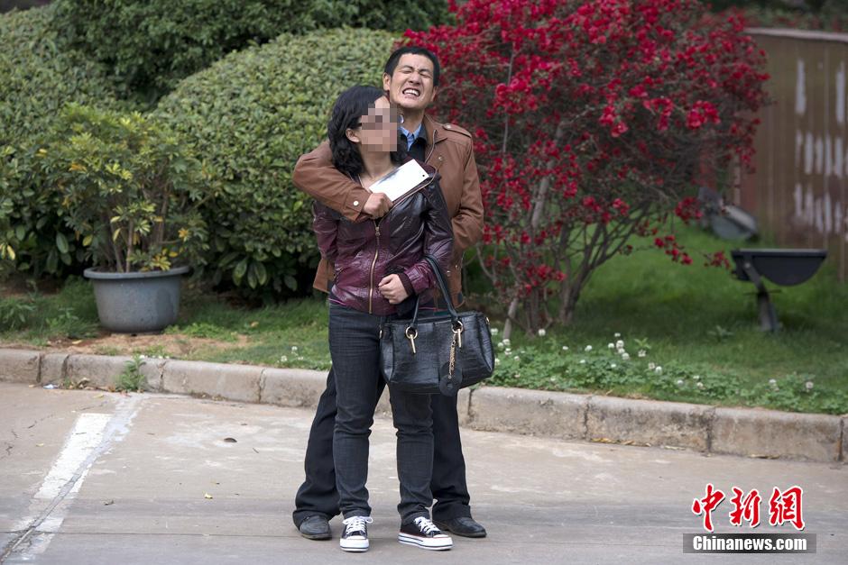 4月8日，劫持者與警方對(duì)峙。