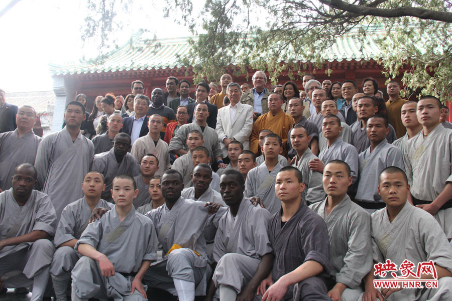 少林寺方丈、武僧與外交官留念