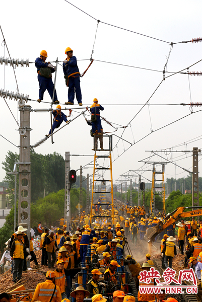 時(shí)間緊工程量大，工人們都加緊施工