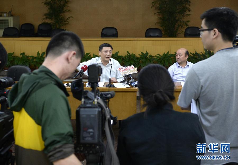  5月18日，杭州市環(huán)保局長胡偉（左）在發(fā)布會上回答記者提問。