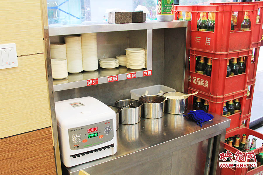 調料、小碟、餐具也都被放在另一張單獨的桌子上,需要用餐者“自助”。