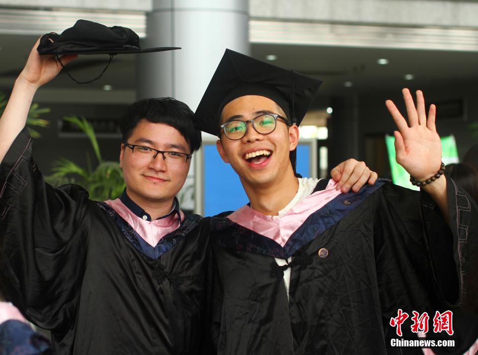 6月6日，浙江理工大學(xué)的畢業(yè)生們在校園中以賣萌、搞怪等獨(dú)具青春特色的方式告別大學(xué)生涯。中新社發(fā) 李晨