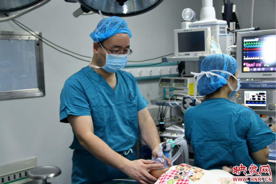 上午8點10分，小龍接受全身麻醉。