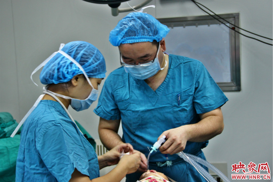 醫(yī)生正在對小龍進行麻醉后的觀察。