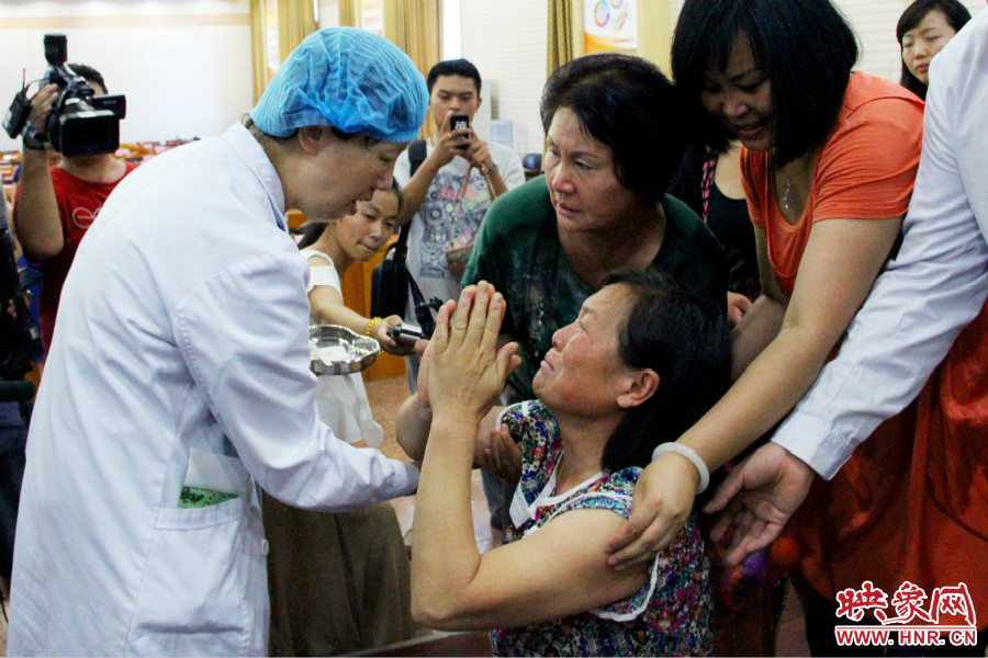 當?shù)弥↓埬X部的鋼針成功取出，馮書想的情緒有些激動。