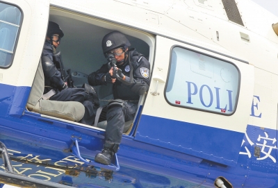 遇緊急情況，機載狙擊手可實施對地打擊。