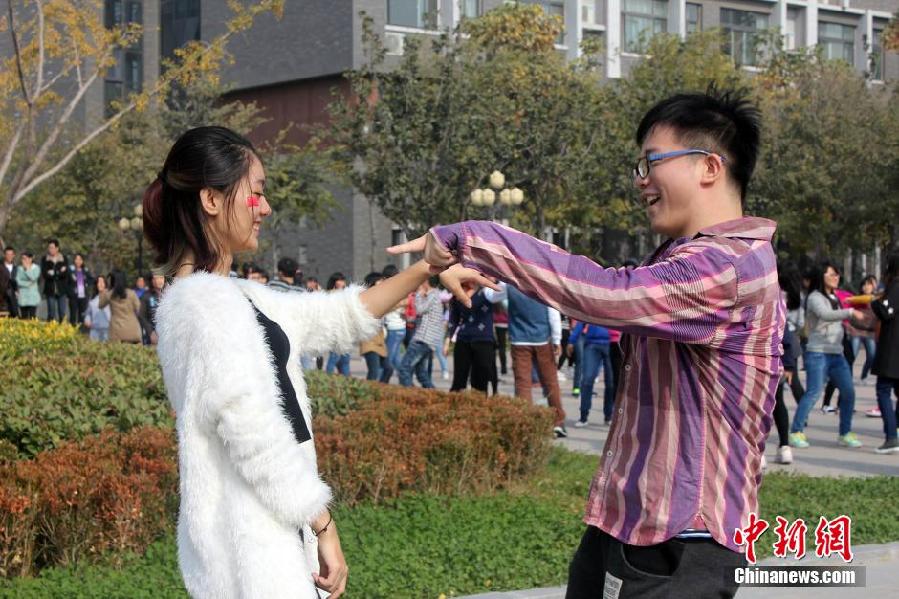 11月11日，河南財(cái)經(jīng)政法大學(xué)校園內(nèi)，300名在校大學(xué)生在上演了一出“光棍”也瘋狂的“快閃”大戲。