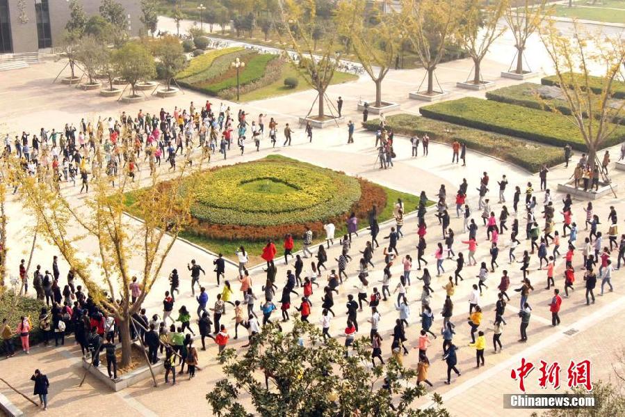 11月11日，河南財(cái)經(jīng)政法大學(xué)校園內(nèi)，300名在校大學(xué)生在上演了一出“光棍”也瘋狂的“快閃”大戲。