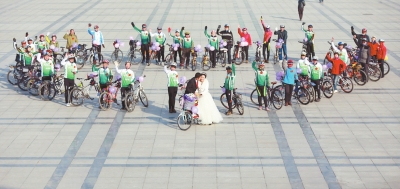 騎友們圍成一個(gè)“心”形，郝幸福在心尖上深情地親吻著新娘。