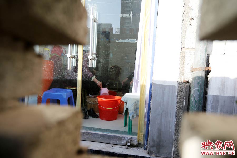 墻內(nèi)一家店面正常營(yíng)業(yè)。