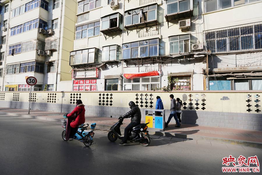 雖然墻內(nèi)的商戶已經(jīng)搬走，但一些門頭還沒撤下。