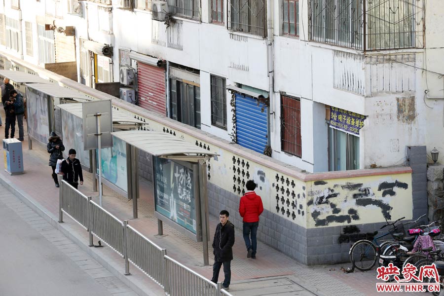 圍墻外是一處公交站牌。