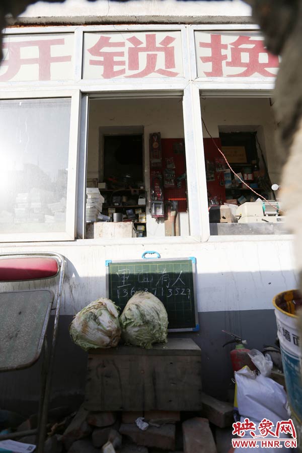 一家開鎖的商戶掛了一個(gè)牌子，上面寫著“里面有人”，提醒市民這里正常營(yíng)業(yè)。