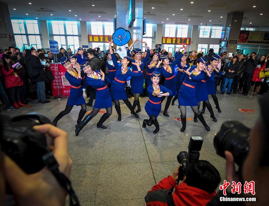 圖為D2702次列車(chē)13名乘務(wù)員在候車(chē)大廳內(nèi)玩起“快閃”。