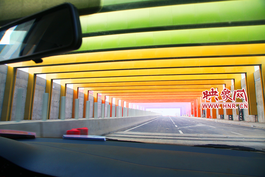 出隧道光線變化由暗到明。