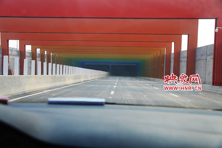 進(jìn)隧道時(shí)，由明到暗。