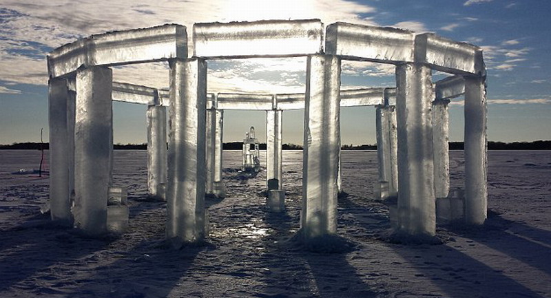 5名美國人制造冰柱版巨石陣。（網(wǎng)頁截圖）