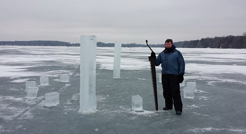 　這5名美國人使用鏈鋸和冰刀切割冰塊，用了2周時間才建成巨大的冰柱巨石陣。（網(wǎng)頁截圖）