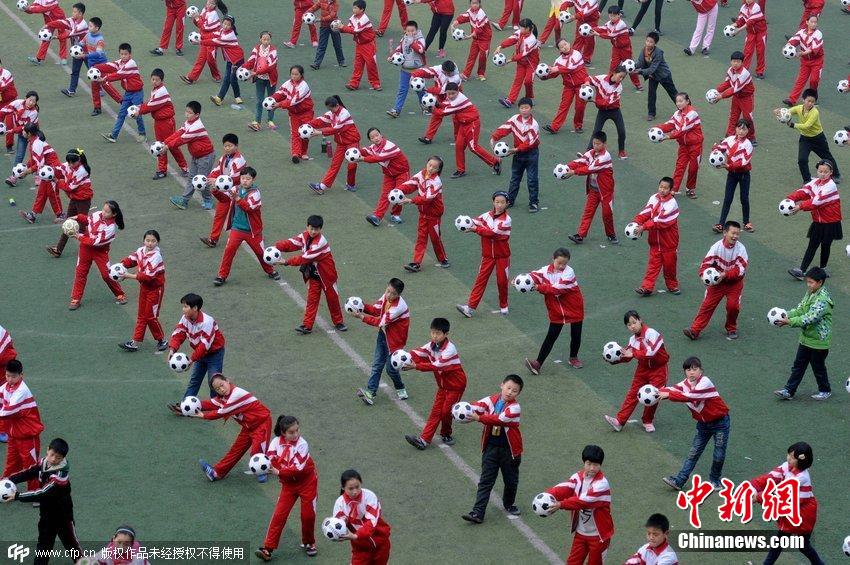 洛陽推進校園足球普及 學(xué)生跳起“足球操”