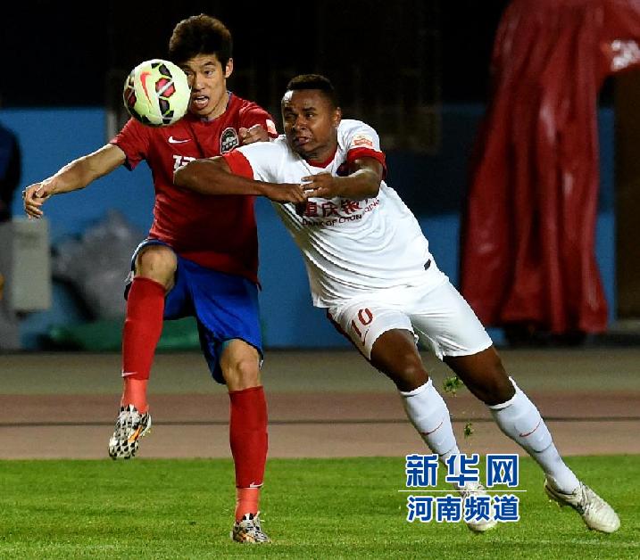 重慶力帆隊(duì)隊(duì)員科爾霍（右）在比賽中拼搶。