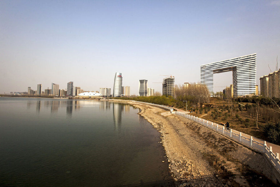 河南鶴壁現(xiàn)“板凳樓” 為該省跨路景觀(guān)大廈