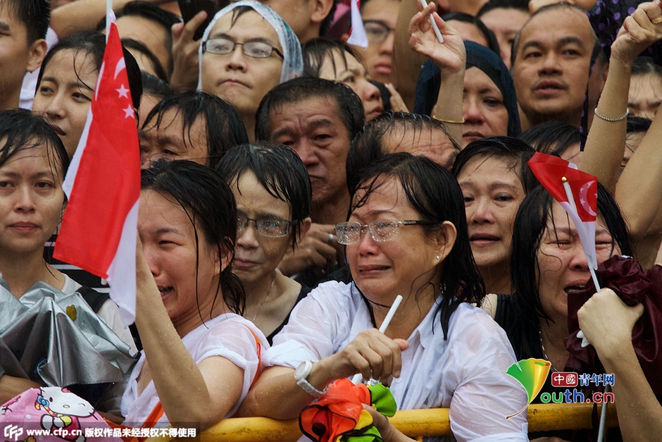 新加坡民眾冒傾盆大雨護(hù)送李光耀靈柩 新加坡民眾冒傾盆大雨護(hù)送李光耀靈柩