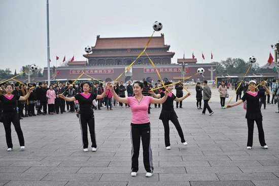 大媽天安門前跳廣場舞 3分鐘后被工作人員叫停 大媽天安門前跳廣場舞 3分鐘后被工作人員叫停