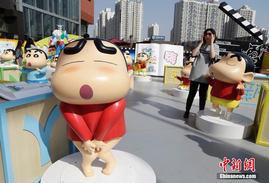 4月22日，游客參觀蠟筆小新特展?！跋灩P小新25周年紀(jì)念特展”日前在北京開展